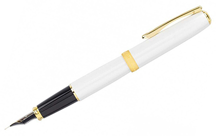 Stylo plume Excellence A2 laqué blanc perle attributs dorés de Diplomat - photo.