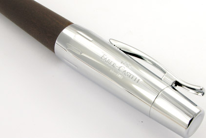 Le stylo plume E-Motion Bois de poirier Moka et chrome de Faber-Castell - photo.