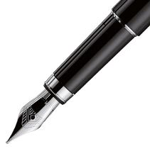 Stylo plume Design01 laqué noir et capuchon-guilloché plaqué argent de Otto Hutt