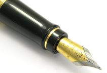 Stylo plume Expert Noir attributs dorés de Waterman 