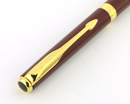 Stylo bille Sonnet Slim laqué rouge intense attributs plaqués or de Parker - photo 4