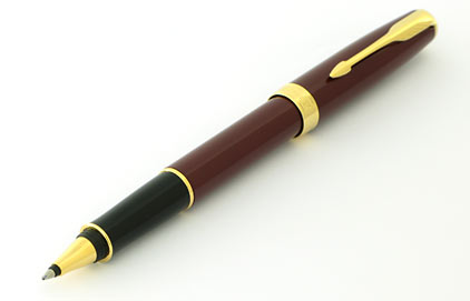 Roller Sonnet laqué rouge intense attributs plaqués or de Parker - photo.