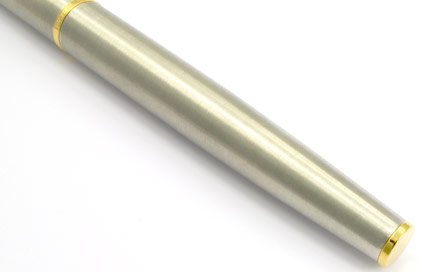 Stylo plume Hémisphère acier satiné attributs dorés de Waterman - photo.