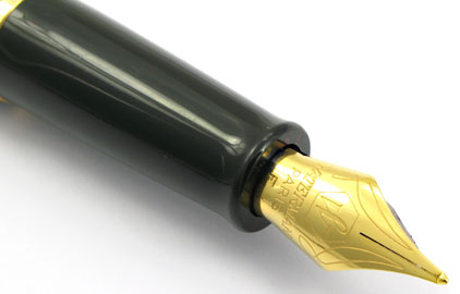 Stylo plume Hémisphère Noir mat attributs dorés de Waterman - photo.